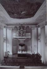 Fotografie auf Zelloidinpapier; Blick in das Innere einer Kirche mit Deckengemälde und Orgel, um 1900.