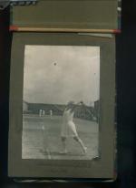 Ein privates Fotoalbum zum Tennissport. 45 Fotos div. Formate 8 x 12, 6 x 7, 6 x 8 cm.