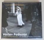 Vaclav Podestat : S andelem uprostred davu / With an Angel in the Midst of the Crowd