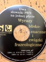 Wyrazy bliskoznaczne i zwiazki frazeologiczne. Dwa slowniki PWN na jednej plycie