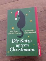 Die Katze unterm Christbaum