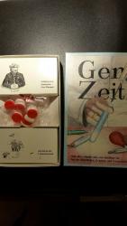 Gen Zeit / Genzeit   -   Kartenspiel   -   ein Entscheidungsspiel für 4 - 6 Spieler   -   1 Startkarte, 18 Richtungskarten, 84 Arbumentationskarten, 8 Ereigniskarten, 9 Entscheidungskarten, 8 Risikokarten, 6 Chancankarten, 5 Forschungskarten, 5 Bürgerprotestkarten, 24 Blankokarten, 14 Markierungssteine - weiss - rot       -      NEU  -  noch unbenutzt !