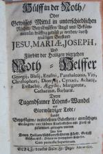 Hülff in der Noth / Oder Gewisse Mittel in unterschiedlichen Nöthen / Betrübnüssen / Angst und Bekümmernüs / kräftig getröst zu werden / durch gnädigen Beystand Jesu, Mariae, Joseph, Und Fürbitt der Heiligen vierzehen Noth-Helffer Geirgij, Blasij, Erasmi, Panthaleonis, Viti, Christophori, Dionysij, Cyriaci, Achatij, Evstachij, Ægydij, Margaretae, Catharinae, Barbarae. Derer Tugendsamer Lebens-Wandel und Glorwürdiger Todt / sambt Beygefügten / auserlesenene Gebethen / ... Sehr seltene erste Ausgabe. Glatz, druckts Andr. Fr. Pega, 1693. * Mit einigen Vignetten und Noten, alle in Holzschnitt. * 621 S. Leineneinband mit goldgeprägter VDeckelvignette und Rotschnitt.