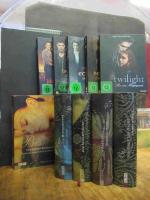 Twilight-Saga komplette in 5 Büchern UND 10 DVDs, Bände 1-5: Biss zum Morgengrauen / Biss zur Mittagsstunde / Biss zum Abendrot / Biss zum Ende der Nacht / Biss zum ersten Sonnenstrahl - Das kurze zweite Leben der Bree Tanner, 5 Bände sowie die komplette DVD-Reihe (jeweils die "2 Disc Fan Edition"),, die Bücher aus dem Englischen von Sylke Hachmeister