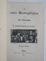 Ammon, Friedrich August von. Die ersten Mutterpflichten und die erste Kindespflege. Belehrungsbuch für junge Frauen und Mütter. Vierzigste (40.) Auflage durchgesehen von F. von Winckel. Leipzig, Verlag von G. Hirzel, 1907. * Mit schöner gestochener Titelvignette. * Titel, XIV, 338 S. Blindgeprägter original Leineneinband mit Rückenvergoldung, goldgeprägtem Rückentitel und Goldschnitt.