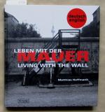 Living With the Wall. Leben mit der Mauer. Text zweisprachig.