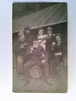 Gruppenbild mit Soldat, Bierfass, Bierhumpen und Dame, K.u.K.?, Foto Postkarte, ungelaufen, ca. 1918