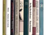 Büchersammlung „Biographisches, Erinnerungen“. 10 Titel. 1.) Victor Grossman: Der Weg über die Grenze, Übersetzung aus dem Amerikanischen von Günter Löffler 2.) Heinz Senkbeil: Das Vorkommando 3.) Wassil Bykau: Zeichen des Unheils, Roman, Übersetzung aus dem Russischen von Thomas Reschke, Buchclub 65 4.) Dieter Schubert: Acht Unzen Träume, Illustrationen von Horst Bartsch 5.) Lia Pirskawetz: Der stille Grund, Roman 6.) Heinz Neukirchen: „Klar vorn und achtern“ oder auf einem Schaukelpferd zum Rio de la Plata, Illustrationen von Werner Klemke 7.) Johan Borgen: Ein Mann namens Holmgren, Roman 8.) James Leslie Mitchell: Flamme in grauem Granit, Dritter Band der Trilogie „Ein schottisches Buch“ 9.) William Somerset Maugham: Die Dschungel-Residenz, Geschichten 10.) Sinclair Lewis: Der Königliche Kingsblood, Roman, Übersetzung aus dem Englischen von Rudolf Frank