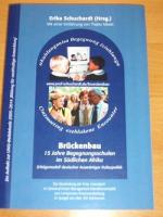 Brückenbau - 15 Jahre Begegnungsschulen im südlichen Afrika ; Erfolgsmodell deutscher auswärtiger Kulturpolitik ; die Verarbeitung der Krise "Fremdsein" im Universal-Krisen-Management-Interaktionsmodell zum Lernprozess Krisenverarbeitung im Spiegel von über 100 Testimonies ; ein Auftakt zur UNO-Weltdekade 2005 - 2014 "Bildung für nachhaltige Entwicklung" ; mit Visionen: 22 Bild-Text-Geschichten in vier Sprachen: Deutsch - Englisch - Afrikaans - Zulu