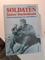 Soldaten hintert Stacheldraht