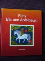 Pony, Bär und Apfelbaum