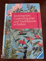 Immergrüne Gartensträucher und Nadelbäume in Farben - über 200 Bäume, Sträucher und Kübelpflanzen für d. Garten