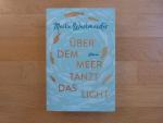 Über dem Meer tanzt das Licht – Roman