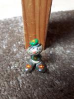 Kleine Steinfigur bunt bemalt