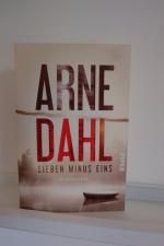 Arne Dahl: Sieben minus eins – Kriminalr