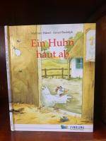 Ein Huhn haut ab.