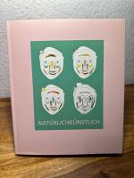 Natürlichkünstlich. Leipziger Jahresausstellung 2001. Messehaus am Markt 9. November bis 2. Dezember 2001. Mit einem Grußwort von Wolfgang Tiefensee und einer Einleitung von Christine Becker.