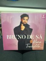 Roma Travestita „Was meine Stimme mir erlaubt“: Debütalbum Roma Travestita des Sopranisten Bruno de Sá  „Verblüffend… mit einem hohen Register von der Reinheit eines Soprans“, beschrieb das britische Opernmagazin Opera den jungen brasilianischen Sopranisten Bruno de Sá. Die Stimme des „Besten Nachwuchskünstlers“ (Oper! Awards 2020) ist weltweit beinahe einzigartig: Anders als Countertenöre erreicht de Sá die hohen Töne nicht durch Falsetttechnik, sie sind die natürliche Stimmlage des Sopranisten. Mit seinem vollen und farbenreichen Klang kommt er damit dem nahe, wie einst Kastratenstars wie Farinelli geklungen haben mögen. Dem Repertoire jener ersten Stimmvirtuosen widmet Bruno de Sá nun sein bei Erato erscheinendes Debütalbum Roma Travestita.  Der Titel des Albums ist eine Anspielung darauf, dass die Kastraten neben Heldenpartien auch Frauenrollen verkörperten. Gerade auf die Vielfalt der weiblichen Charaktere konzentriert sich Bruno de Sá bei der Arienauswahl: „Mein Ziel ist zu singe