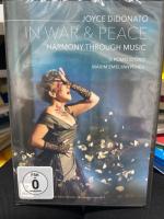 In War and Peace - Harmony through Music (Live aus dem Liceu Barcelona, Juni 2017) Wie Joyce DiDonatos Musik zum Frieden führt: Das Projekt In War and Peace auf DVD und Blu-ray    Beim Genuss herrlicher Opernarien von Händel, Purcell oder Leo entgeht so manchem der brutale, kriegerische Hintergrund, vor dem sie stehen. Überall geht es um Intrigen, politische Ränkespiele und ihre Spuren in den Seelen der beteiligten Akteure, die dann mit größter emotionaler Kraft den Wunsch nach Frieden zum Ausdruck bringen. Die amerikanische Mezzosopranistin Joyce DiDonato machte den Kontrast zwischen kriegerischem Chaos und der Harmonie der Musik schon 2016 zum Thema eines preisgekrönten Albums. Im Jahr darauf gastierte sie mit dem Programm im Liceu Theater in Barcelona - inmitten eines Bühnen-Farbenrauschs und begleitet nicht nur vom Ensemble Il pomo d’oro, sondern auch vom Tänzer Manuel Palazzo. Jetzt erscheint der Live-Mitschnitt auf DVD und Blu-ray. Wenn wir mitten im Chaos stehen - wie können wir