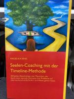 Seelen-Coaching mit der Timeline-Methode. EINFACH LOSLASSEN – so könnte dieses Buch auch heißen. Es bietet faszinierende Einblicke in eine Methode, mit der es möglich ist, alte Verletzungen und Wunden zu heilen, Druck und Stress zu beenden, schwierige Beziehungen zu klären, Erfolgsblockaden aufzulösen und endlich emotionale Freiheit und inneren Frieden zu finden. Die von der Diplom Psychologin und erfahrenen NLP-Therapeutin Angelika King vorgestellten Fallberichte lesen sich nicht nur „spannend wie ein Krimi“ (Lesermeinung), sondern sie vermitteln auch einen plastischen Eindruck von den vielfältigen Möglichkeiten der Timeline-Methode. Lassen Sie sich berühren von den Seelen-Geschichten der Menschen, die mit dieser genial einfachen Methode innerhalb kürzester Zeit – meist in nur einer Sitzung – quälende Emotionen wie Ärger, Angst, Traurigkeit, Hilflosigkeit etc. für immer loslassen und (Erfolgs-)Blockaden auf sanfte und doch hoch wirksame Art "ent-sorgen" konnten. Dieses Buch ... • besc