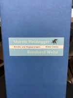 Briefe und Begegnungen. Aber eine Mühe, die sich lohnt: Mit den vorliegenden Briefen und Aufsätzen liegt nun eine ganz eigene Einführung in das Denken Martin Heideggers vor. Denn der Religionsphilosoph Bernhard Welte wurde für Martin Heidegger zu einem der wichtigsten Gesprächspartner in seinen letzten Jahren vor seinem Tod am 26. Mai 1976. Er bat Bernhard Welte, an seinem Grab zu sprechen, eine Ansprache, die in die vorliegende Sammlung aufgenommen wurde.    Welte setzte sich besonders mit der Situation des Menschen, der Obdachlosigkeit und Geschichtlichkeit menschlicher Existenz auseinander, wie Martin Heidegger sie gekennzeichnet hatte. Die Frage nach dem Nichts und nach Gott rücken immer wieder in den Vordergrund und bezeichnen einen der wichtigsten Denk-Wege Heideggers.