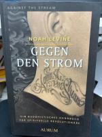 Gegen den Strom : ein buddhistisches Handbuch für spirituelle Revolutionäre. Der Buddha berührt nicht nur die Erde, sondern hebt auch die linke Faust  Ein Buch, dass Freiheit zeigt, ein Autor, der Freiheit lebt. Buddha war ein Revolutionär! Seine Lehre war subversiv und aufrührerisch. Seine erleuchtete Sichtweise wandte sich gegen die Normen seiner Gesellschaft in seinen Worten gegen den Strom. Noah Levine präsentiert in diesem Buch eine Einführung in diese Lehre und reichert diese mit persönlichen Erlebnissen, Übungen und geführten Meditationen an, die vom Leiden in die Freiheit führen. Noah sollte es wissen, denn die Meditation rettete ihn aus Kriminalität und Sucht und machte ihn zu einem Sprachrohr für eine neue Generation von Buddhisten, deren Meditation zwischen Punk Rock, Tattoo-Shop und sozialem Engagement stattfindet.