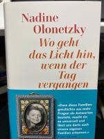 Wo geht das Licht hin, wenn der Tag vergangen ist. Die Familie ihrer Mutter hinterlässt Erinnerungen, Erbstücke und Geschichten. Von der jüdischen Familie des Vaters bleibt lediglich ein kleines Foto. Nur ein einziges Mal erzählt ihr der Vater von dem, was während der Shoah mit ihm und seiner Familie geschehen ist. Da ist sie fünfzehn, und ihr Vater mittlerweile Grafiker und Amateurfotograf, der alles festhalten muss, bevor es verschwindet. Jahrzehnte später stößt sie auf Berge von Akten und erfährt, was ihre Eltern so lange vor ihr geheim gehalten hatten.