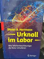 Urknall im Labor : wie Teilchenbeschleuniger die Natur simulieren. Die Frage nach der Herkunft, Entwicklung und Zukunft des Universums als Ganzes zählt zu den großen wissenschaftlichen Themen der Gegenwart, die mit starken Impulsen sowohl astronomische, wie auch philosophische und religiöse Diskussionen anregen.    Alle bisherigen Untersuchungen zu diesem Problem basieren auf Beobachtungen mit immer größeren Teleskopen und theoretischen Überlegungen. Die Entwicklung der modernen Teilchenbeschleuniger versetzt uns jedoch in die Lage, nunmehr auch experimentelle Forschungen durchzuführen, ja kosmische Extremzustände förmlich nachzuahmen. Kernphysiker und Astrophysiker hoffen gemeinsam, dadurch dem Verständnis der Lebensgeschichte des Universums ein großes Stück näher zu kommen. Das Buch beschreibt dieses große Abenteuer der Forschung, das mit Galileis ersten Fernrohren vor 400 Jahren begann und nunmehr mit dem Large Hadron Collider einen neuen Höhepunkt findet.