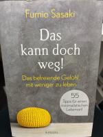 Das kann doch weg! : das befreiende Gefühl, mit weniger zu leben : 55 Tipps für einen minimalistischen Lebensstil. »Früher habe ich ständig über Dinge nachgedacht, die mir noch fehlten zu meinem vermeintlichen Glück.« Eigentlich ist Fumio Sasaki ein ganz normaler junger Mann, oft gestresst und darauf aus, seinen materiellen Wohlstand zu mehren – bis er eines Tages beschließt, sein Leben radikal zu ändern: Er reduziert seinen Besitz auf ein Minimum. Mit bemerkenswerten Effekten: Plötzlich fühlt er sich frei. Er hat mehr Zeit, mehr Geld und ein tiefes Gefühl der Dankbarkeit für jede einzelne Sache, die er jetzt besitzt.    Sasakis eigene Erfahrungen motivieren dazu, alles Überflüssige endlich loszulassen – und mit seinen einfachen und praktischen Tipps gelingt das auch. Er öffnet allen Lesern die Augen dafür, wie eine neue minimalistische Lebenshaltung nicht nur die eigenen vier Wände verwandeln, sondern das ganze Leben auf ungeahnte Weise bereichern kann.