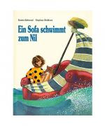 Ein Sofa schwimmt zum Nil
