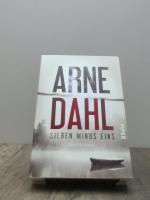 Arne Dahl: Sieben minus eins, Kriminalro