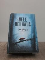 Nele Neuhaus: Im Wald, Kriminalroman