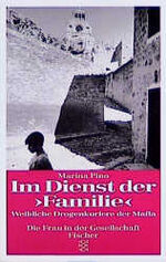 ISBN 9783596126972: Im Dienst der "Familie" : weibliche Drogenkuriere der Mafia / Marina Pino. Aus dem Ital. von Judith Gleitze unter Mitarb. von Elke Waiblinger. Mit einem Nachw. von Werner Raith