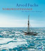 ISBN 9783768816755: Nordwestpassage. Der Mythos eines Seeweges (Gebundene Ausgabe) von Arved Fuchs Eisschollen treiben im Wasser, dahinter ragen schneebedeckte Gipfel in den blauen Himmel. Die Brooks-Range-Berge am Horiz