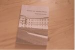 ISBN 9783883120157: Hinter der weißen Wand