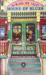 ISBN 9783950344219: IN BLUES WE TRUST - Erlebnisse im Land der begrenzten Möglichkeiten