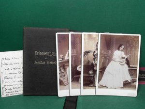 Erinnerungen an Josefine Wessely. (= Lederflügelmappe mit vier Photographien der Künstlerin vom Fotografen Szekely, Wien).