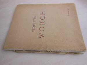 antiquarisches Buch – Worch – Objets d'Art Anciens de la Chine. Ceramique, Poteries des Han, des Wei et des Tang., Gres kaolines des Song, des Yuan et des Ming. Importante Collection de Chun-yao (clairs de lune) des Song et des Yuan. Biscuits et Porcelaines diverses des Ming, Biscuits Kang-hi. Porcelaines diverses Yong-tching et Kien-long. Pierres dures. Meubles et Paravents. Tapis. Bronzes. Sculptures. Peintures.