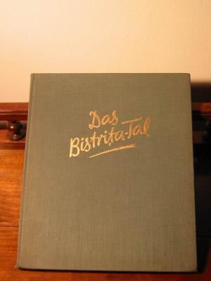 Das Bistrita-Tal, Bukarest: Vlg. für Fremdsprachige Literatur 1957. Mit 92 Landschaftsbilder aus Rumänien. Oln.m. Goldschrift. 17 S. Text. ,  28,5 cm x 23,5 cm, Name a. Vorsatz,  Gut erhalten, (2)  - SW: Geographie, Fotographie, Photographie