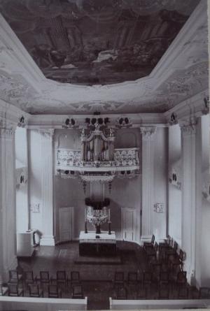 Fotografie auf Zelloidinpapier; Blick in das Innere einer Kirche mit Deckengemälde und Orgel, um 1900.