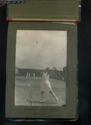 Ein privates Fotoalbum zum Tennissport. 45 Fotos div. Formate 8 x 12, 6 x 7, 6 x 8 cm.