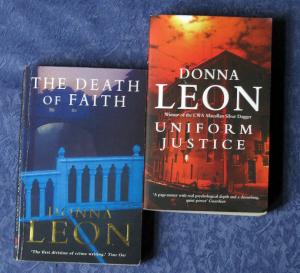 gebrauchtes Buch – Donna Leon – 2 Krimis: 1. Uniform Justice ; 2. The Death of Faith