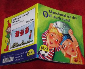 gebrauchtes Buch – Sabine Ludwig – Manchmal ist der Ball auch rund. Pixi Bücher 1418, Serie 158. Mini-Buch