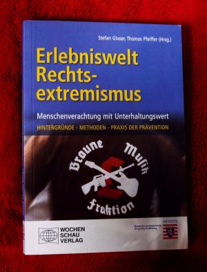 gebrauchtes Buch – Thomas Pfeiffer – Erlebniswelt Rechtsextremismus - Menschenverachtung mit Unterhaltungswert. Hintergründe - Methoden - Praxis der Prävention. Mit CD