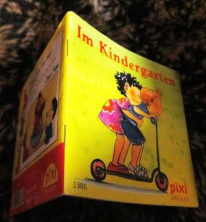 gebrauchtes Buch – Manuela Mechtel  – Im Kindergarten. Pixi Bücher 1386, PIXI-Serie 155. Mini-Buch