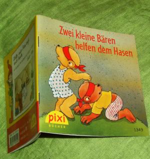 gebrauchtes Buch – Friederun Schmitt – Zwei kleine Bären helfen dem Hasen - Pixi Bücher 1349. Mini-Buch