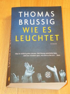 gebrauchtes Buch – Thomas Brussig – "Wie es leuchtet" roman