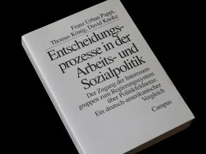 Entscheidungsprozesse in der Arbeitspolitik und Sozialpolitik Der Zugang der Interessengruppen zum Regierungssystem über Politikfeldnetze. Ein deutsch […]