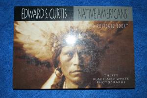 gebrauchtes Buch – Curtis, Edward S – Native Americans. A Postcard Book