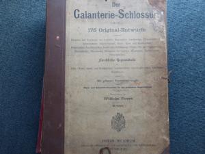 Der Galanterie-Schlosser. 175 Original-Entwürfe enthaltend Flurgitter und Wandarme mit Laternen...kirchliche Gegenstände als Altar-, Wand-, Stand- und […]